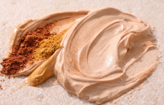 Mineral sunscreen formula with tinted iron oxide pigments blended into cream