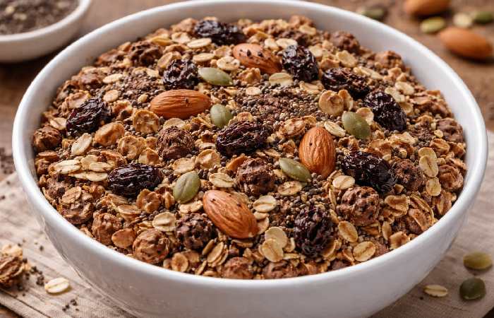 Dry Pintola high protein oats mixture with nuts and raisins