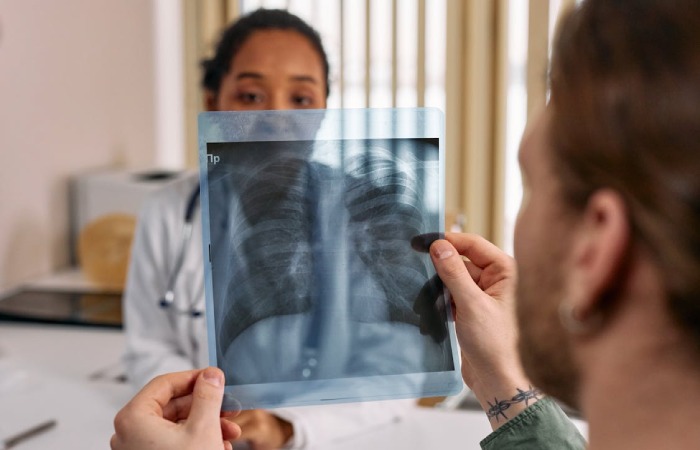 doctor seeing xray